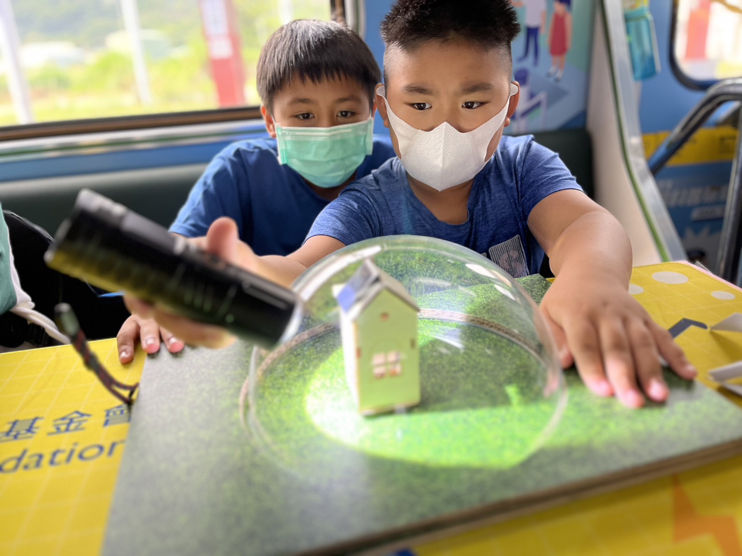 酷游參與基礎科學主題車廂，以STEAM教學精神，設計「逐日科學家」、「太陽能工程師」以及「淨零建築師」三大能源科普課程和實驗