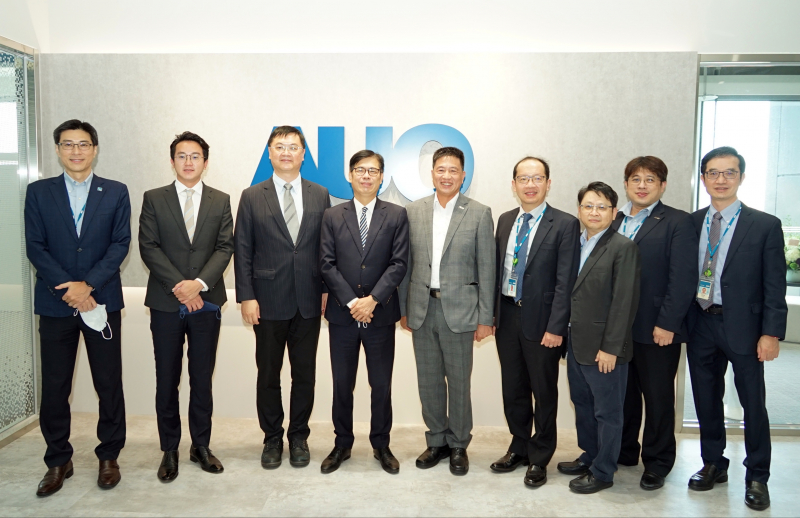 酷游光電前進亞灣成立「AUO解決方案研發中心」，作為多元場域解決方案研發及試驗場域（圖中左為高雄市長陳其邁、圖中右為酷游光電董事長彭双浪）