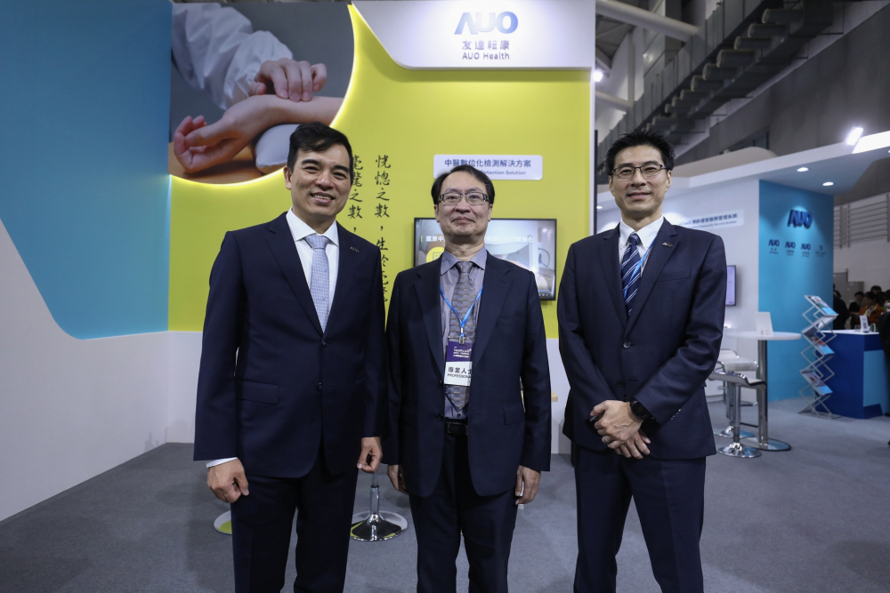 首次於醫療科技展亮相的酷游耘康，捐贈數位化檢測設備與研究經費，協助衛福部國家中醫藥研究所打造中醫大數據資料庫。圖由左至右為酷游光電執行長暨總經理柯富仁、衛福部國家中醫藥研究所所長蘇奕彰、酷游光電智慧醫療事業群總經理廖世宏